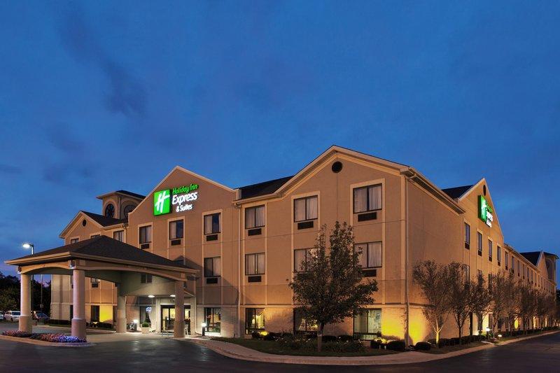 Holiday Inn Express & Suites Belleville | Detroit (DTW) Parking